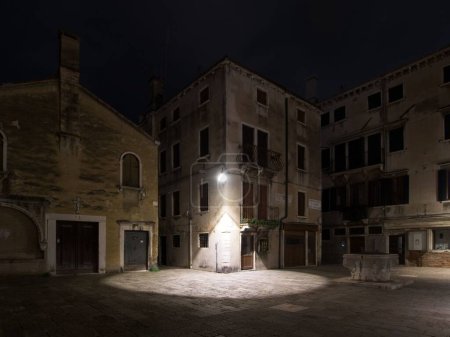 Foto de Linterna de calle brillante que ilumina edificios históricos en Venecia, Italia - Imagen libre de derechos