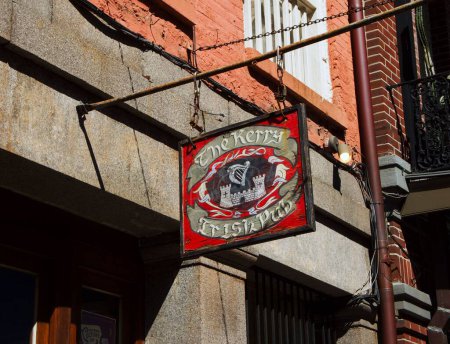 Téléchargez les photos : Vue en angle bas du panneau Kerry Irish Pub accroché du côté d'un bâtiment de la Nouvelle-Orléans - en image libre de droit