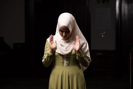 Téléchargez les photos : Portrait d'une musulmane caucasienne portant le long hijab islamique Khimar dans une mosquée - en image libre de droit