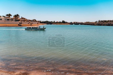 Téléchargez les photos : Un bateau avec des gens dans un lagon à El Gouna, Mer Rouge, Egypte.. - en image libre de droit