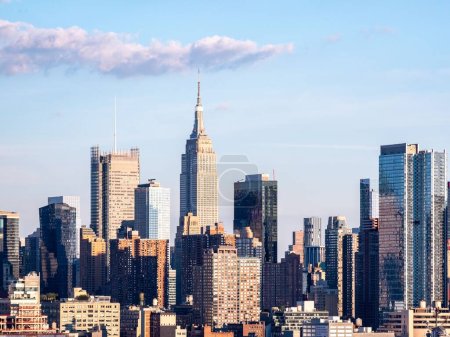 Téléchargez les photos : Un magnifique cliché de l'Empire State Building à Manhattan, New York, USA au coucher du soleil - en image libre de droit