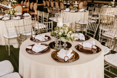 Téléchargez les photos : Un groupe de tables de mariage dans un restaurant - en image libre de droit