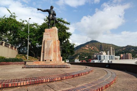 Foto de Estatua de bronce de Sebastián de Belalcazar contra el paisaje urbano de Santiago de Cali - Imagen libre de derechos