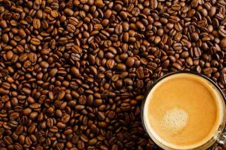 Foto de Una vista superior del vaso de café en los granos marrones - Imagen libre de derechos