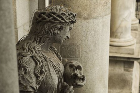 Téléchargez les photos : L'ancienne statue tenant le crâne dans l'église au Portugal, Porto - en image libre de droit