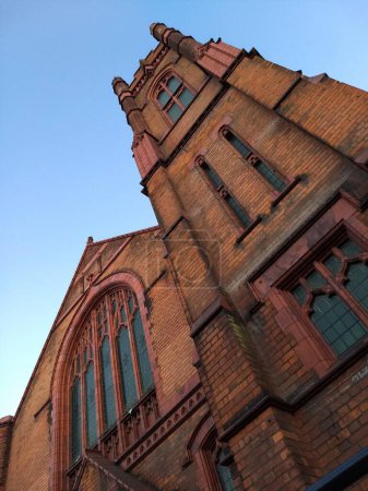 Téléchargez les photos : Plan vertical à angle bas d'une tour de l'église baptiste en brique à Londres, Royaume-Uni - en image libre de droit