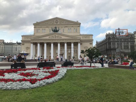 Téléchargez les photos : Une pelouse avec le théâtre Bolshoy en arrière-plan par une journée d'été nuageuse - en image libre de droit
