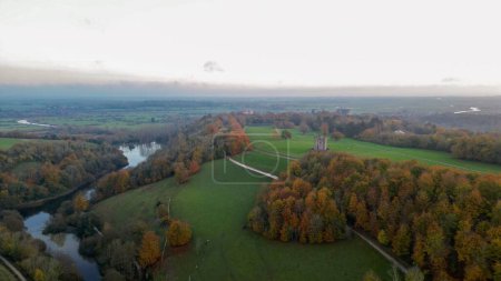 Téléchargez les photos : Une belle vue aérienne du lac Swanbourne et de la tour Hiorne à Arundel, Londres - en image libre de droit
