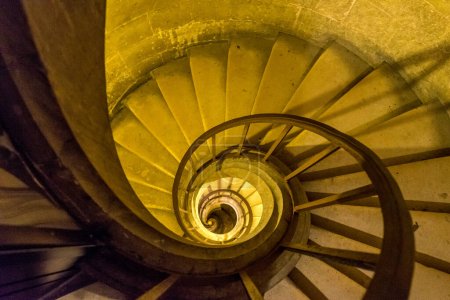 Téléchargez les photos : Le vieil escalier en colimaçon vintage du Panthéon à Paris, France - en image libre de droit