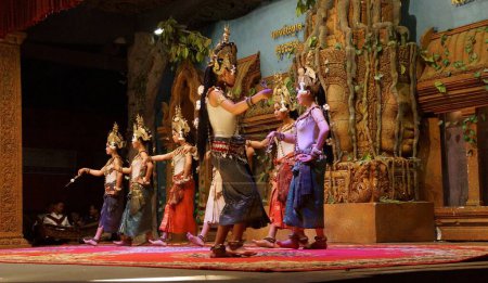 Téléchargez les photos : SIEM REAP, CAMBODIA - 14 février 2015 - La ligne des danseurs d'apsara se produit lors d'un récital, Siem Reap, Cambodge - en image libre de droit