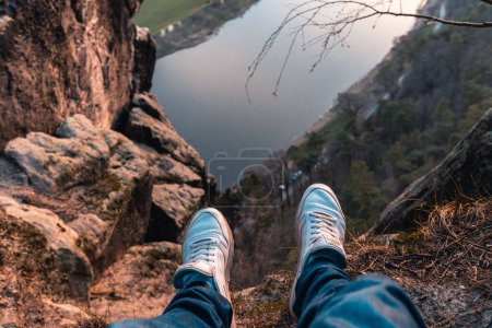 Foto de Una vista de las piernas de un excursionista, de pie en el borde de la cima de la montaña - Imagen libre de derechos
