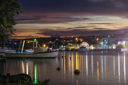 Téléchargez les photos : Un long plan d'exposition de la rivière San Juan la nuit à Matanzas, Cuba - en image libre de droit