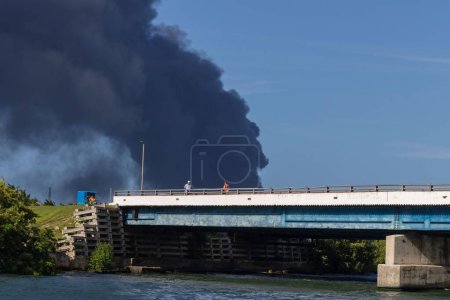 Téléchargez les photos : Un terrible incendie de réservoirs de carburant dans le port de Matanzas, Cuba - en image libre de droit