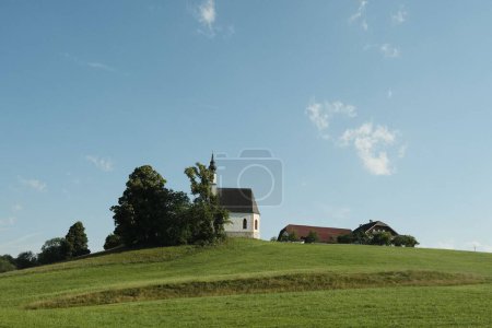 Foto de Una vieja iglesia en la colina en Seekirchen contra un cielo azul - Imagen libre de derechos