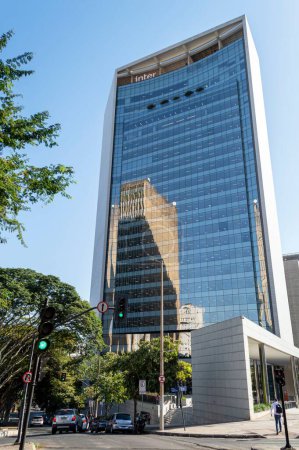 Foto de Una vertical de la moderna y alta sede del Inter Bank totalmente digital en Brasil - Imagen libre de derechos