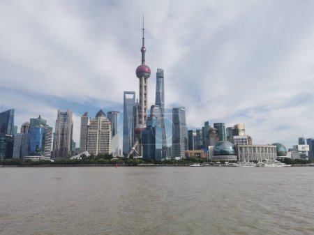 Téléchargez les photos : La Shanghai Oriental Pearl Tower et les gratte-ciel la rivière Huangpu avec un ciel nuageux - en image libre de droit