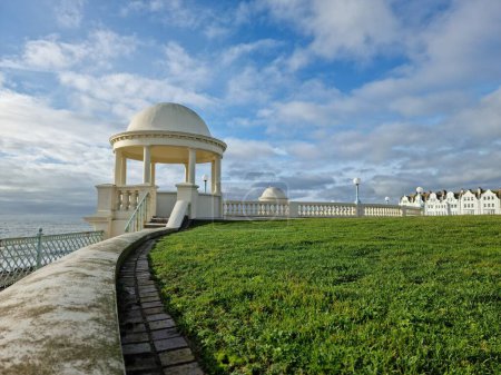 Téléchargez les photos : Un magnifique pavillon de gazebo blanc sur la plage en face de la mer à Bexhill-on-Sea, Angleterre - en image libre de droit