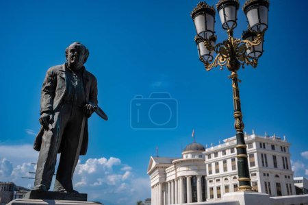 Téléchargez les photos : Une sculpture contre le ciel bleu au musée archéologique de Skopje, en Macédoine du Nord - en image libre de droit