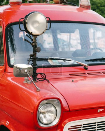 Foto de Un disparo vertical de una lámpara de punto en un camión vintage rojo - Imagen libre de derechos
