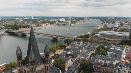 Foto de Una vista aérea de la Gran Iglesia de San Martín con un paisaje urbano en Colonia, Alemania - Imagen libre de derechos