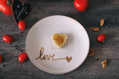 Foto de Pan tostado en un plato como un buen surprice o mostrando amor - Imagen libre de derechos