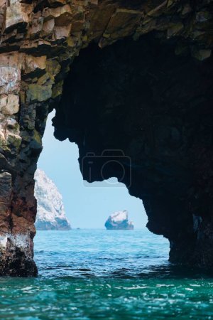 Foto de Un disparo vertical de un arco rocoso en las Islas Ballestas, Perú - Imagen libre de derechos