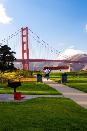 Téléchargez les photos : Un plan vertical du Golden Gate Bridge à San Francisco par une journée ensoleillée vue d'un parc - en image libre de droit