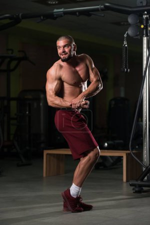 Foto de Retrato vertical de un atractivo modelo de fitness mostrando su cuerpo atlético después de un entrenamiento - Imagen libre de derechos