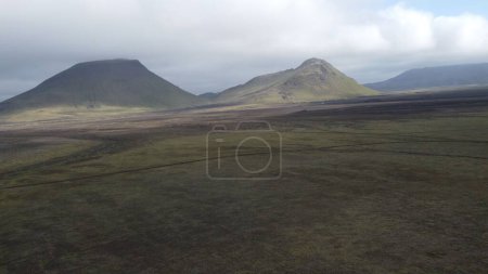 Téléchargez les photos : Vue aérienne de la montagne volcanique et du champ de lave noire à Landmannalaugar, Islande - en image libre de droit