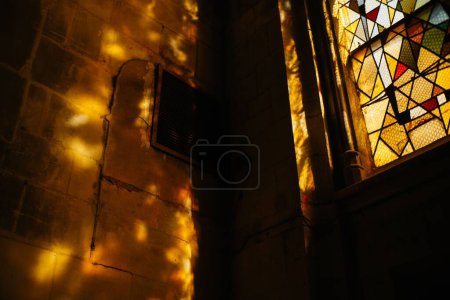 Téléchargez les photos : Un intérieur d'une église avec la lumière regardant à travers les vitraux - en image libre de droit