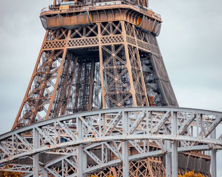 Téléchargez les photos : Un gros plan de la célèbre tour Eiffel à Paris, France - en image libre de droit