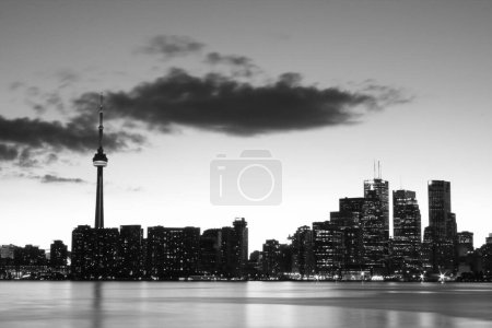 Foto de Un hermoso paisaje urbano a escala de grises Toronto a orillas del río - Imagen libre de derechos