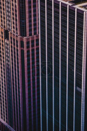 Téléchargez les photos : Vue verticale d'un gratte-ciel abstrait à New York - en image libre de droit