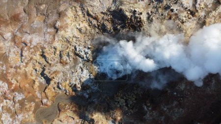 Téléchargez les photos : Une vue de haut en bas de la chaude géothermie Gunnuhver Spring par une journée ensoleillée dans le sud-ouest de l'Islande - en image libre de droit