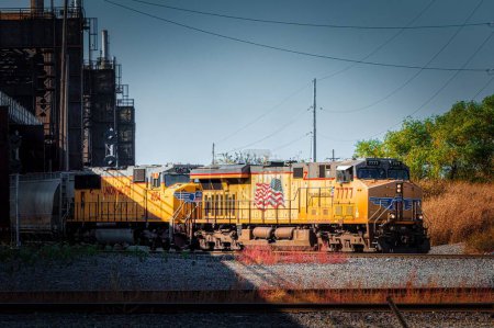 Téléchargez les photos : Une locomotive jaune Union Pacific Locomotive 7777 circulant le long du chemin de fer - en image libre de droit