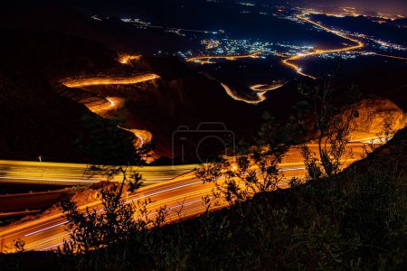 Téléchargez les photos : Vue en grand angle de longues expositions de lumières au-dessus d'une autoroute la nuit - en image libre de droit