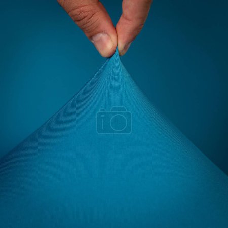 Foto de Un colorido estiramiento de textil aislado sobre el fondo azul - Imagen libre de derechos