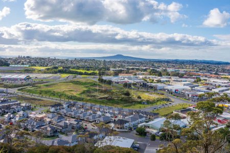 Téléchargez les photos : Une vue en angle élevé de la belle ville d'Auckland s'étendant à l'horizon sous les nuages - en image libre de droit