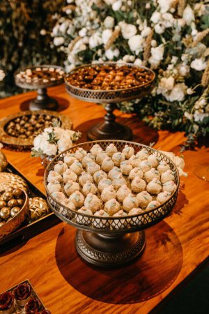 Téléchargez les photos : Biscuits au beurre de pacane blanc savoureux sur une table en bois lors d'une fête de mariage, plan vertical - en image libre de droit