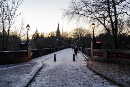 Téléchargez les photos : Une promenade hivernale en fin d'après-midi sur Armstrong Bridge, Jesmond, Newcastle upon Tyne, Royaume-Uni. - en image libre de droit