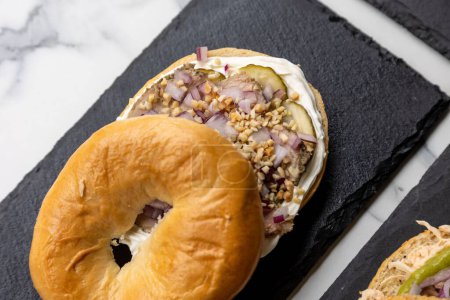 Foto de Un sándwich de bagel con carne y otros ingredientes - Imagen libre de derechos