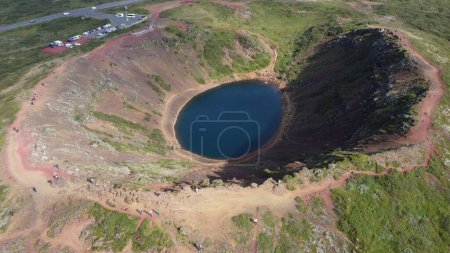 Foto de Un disparo de dron del lago volcánico del cráter Kerid en un día soleado en el área de Grimsnes en el sur de Islandia - Imagen libre de derechos