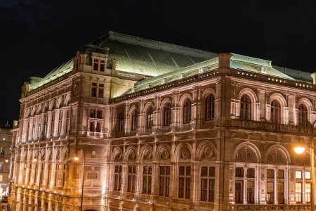 Téléchargez les photos : L'extérieur de l'Opéra de Vienne pendant la nuit - en image libre de droit