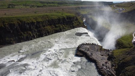 Téléchargez les photos : Un tir de drone des chutes Gullfoss par une journée ensoleillée dans le canyon de la rivière Hvita dans le sud-ouest de l'Islande - en image libre de droit