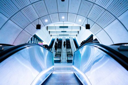 Foto de Una moderna escalera mecánica en la línea Elizabeth del metro de Londres - Imagen libre de derechos