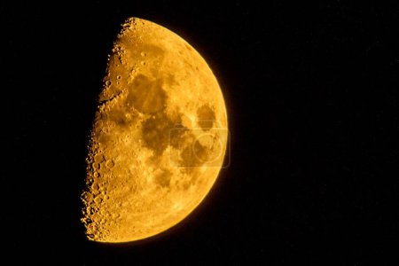 Téléchargez les photos : Demi lune dans le ciel nocturne en décembre - en image libre de droit
