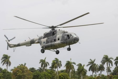 Téléchargez les photos : Un hélicoptère des forces armées du Mexique soutient le feu à Matanzas, Cuba - en image libre de droit