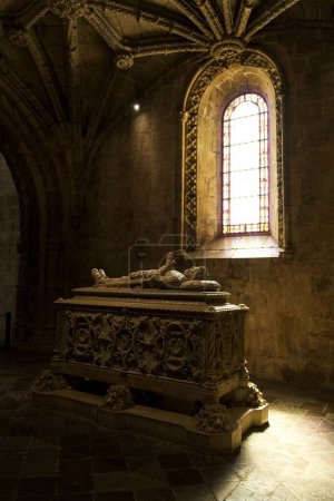 Foto de Un primer plano vertical de una vista interior del Monasterio de Jerónimos con una ventana arqueada - Imagen libre de derechos