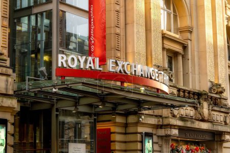Téléchargez les photos : Entrée du théâtre Royal Exchange sur St Annes Square Manchester Royaume-Uni - en image libre de droit
