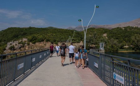 Téléchargez les photos : Les touristes marchant sur le pont vers le printemps Blue Eye, Albanie - en image libre de droit